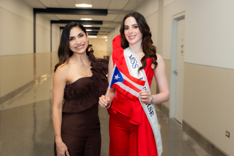 Yizette Cifredo, directora nacional de Miss Universe Puerto Rico, acudió al aeropuerto para recibir a la reina universal, Fátima Bosch. (Jean Ayala / Wapa Digital)