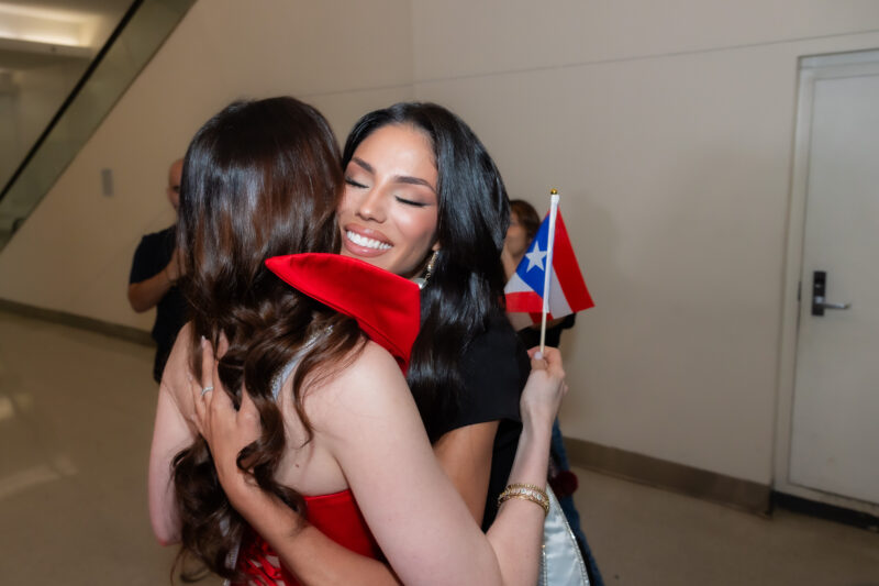 La reina puertorriqueña Zashely Alicea, Miss Universe Puerto Rico, recibió a Fátima Bosch, quien fue su compañera de certamen en Miss Universe 2025. (Jean Ayala/ Wapa Digital)