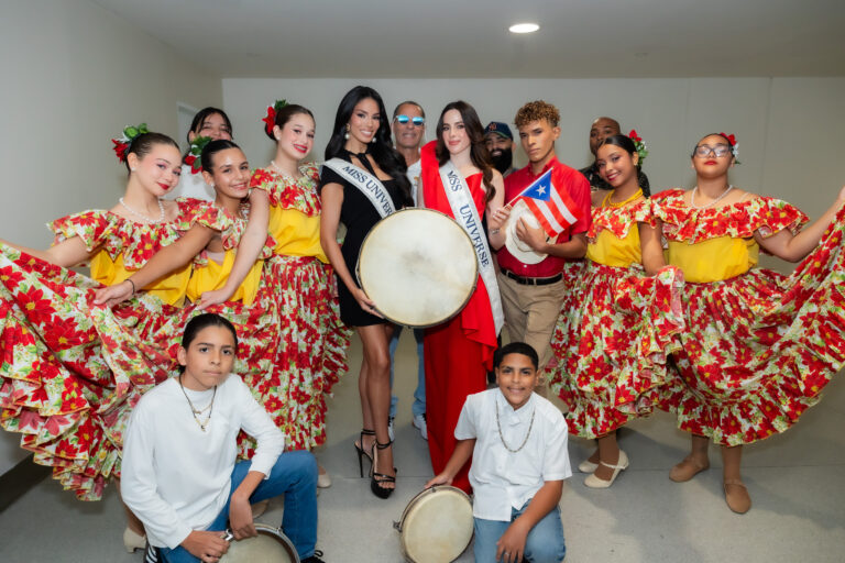 Fátima Bosch, Miss Universe 2025, fue recibida con música y baile de plena en el aeropuerto Luis Muñoz Marín. (Jean Ayala/ Wapa Digital)