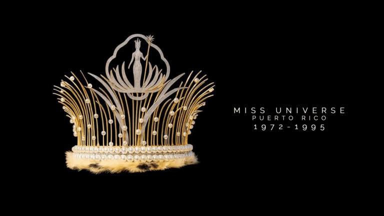 Esta corona fue portada por la segunda puertorriqueña en ganar el título de Miss Universo, Deborah Carthy-Deu en el 1985, y por la tercera reina ganadora de Puerto Rico, Dayanara Torres en el 1993. 

La primera en utilizar esta corona fue la Miss Universe Puerto Rico 1972, Bárbara Torres, mientras que la última en portarla fue Desirée Lowry en el 1995.