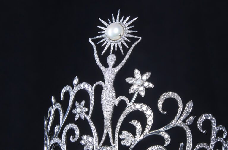 La perla en la parte superior representa a Puerto Rico como “La Perla del Caribe” pero también haciendo honor al traje típico que uso Marisol Malaret en su competencia.