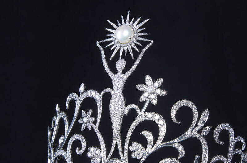 La perla en la parte superior representa a Puerto Rico como “La Perla del Caribe” pero también haciendo honor al traje típico que uso Marisol Malaret en su competencia.