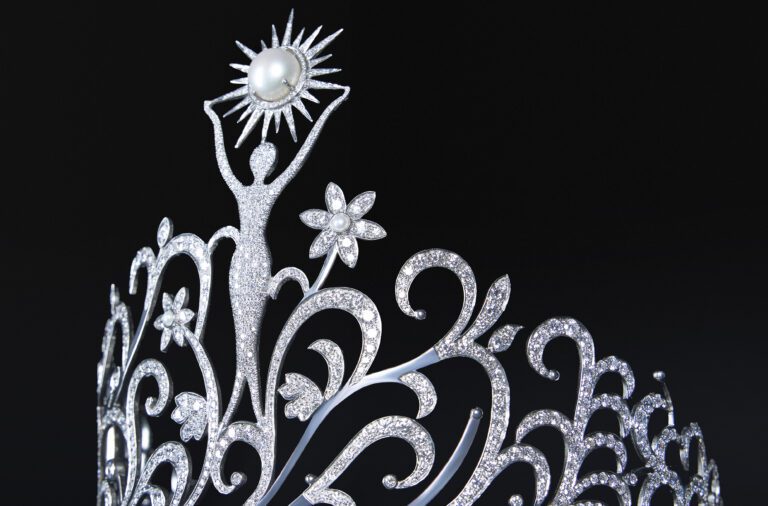 La corona abraza el verdadero significado de “LEGADO”: honra de dónde venimos, celebra quiénes somos y abre los brazos hacia lo que está por venir.