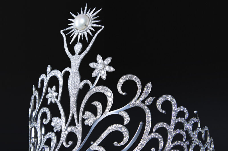 La corona abraza el verdadero significado de “LEGADO”: honra de dónde venimos, celebra quiénes somos y abre los brazos hacia lo que está por venir.