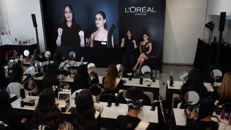 Ingrid Rivera, maquillista y estilista profesional, ofreció una clase de automaquillaje donde las candidatas.